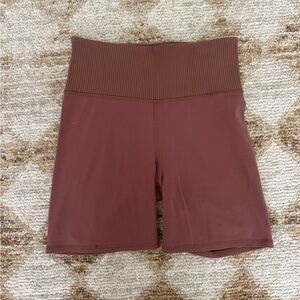 Vuori High-Waist Ribbed Waist Bike Shorts - Maroon